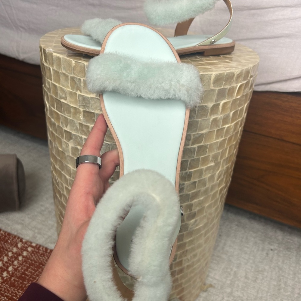 UGG Fluff Springs Sandal Patent Leather - Picture 4 of 9